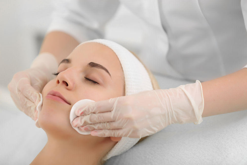woman moisturizing to see can moisturizer cause pimples