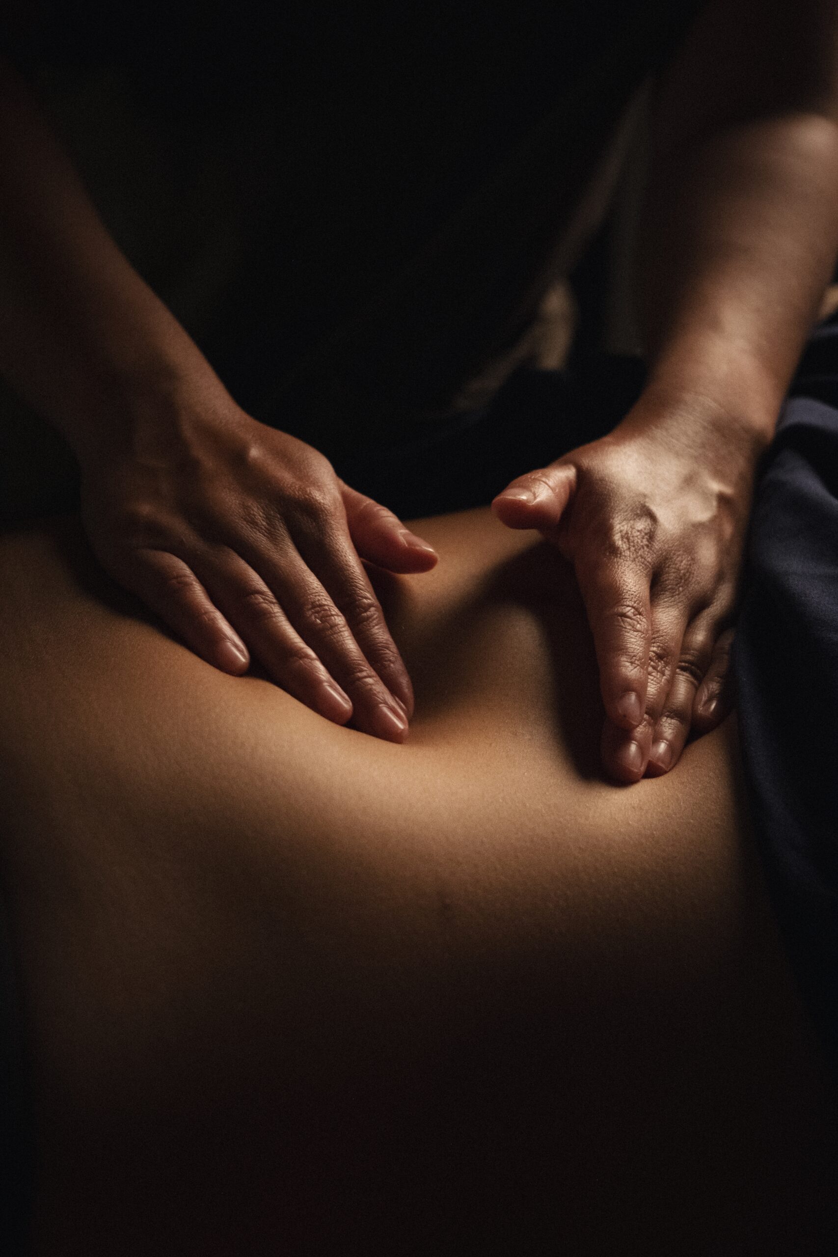 Close-up,Of,Hands,Performing,Relaxing,Massage,Therapy,In,A,Spa